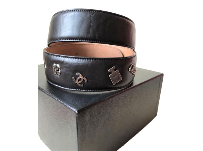 Chanel Cintura in pelle nera con charms Nero  ref.85603