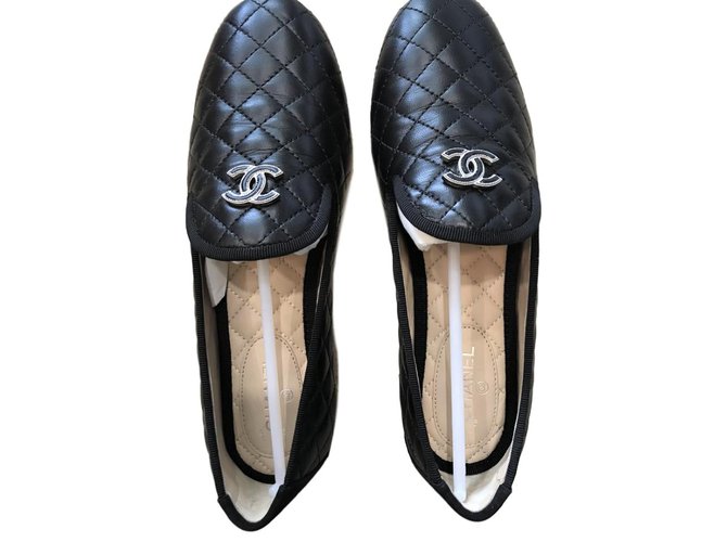 Chanel Schwarze gesteppte Loafers Leder  ref.85604