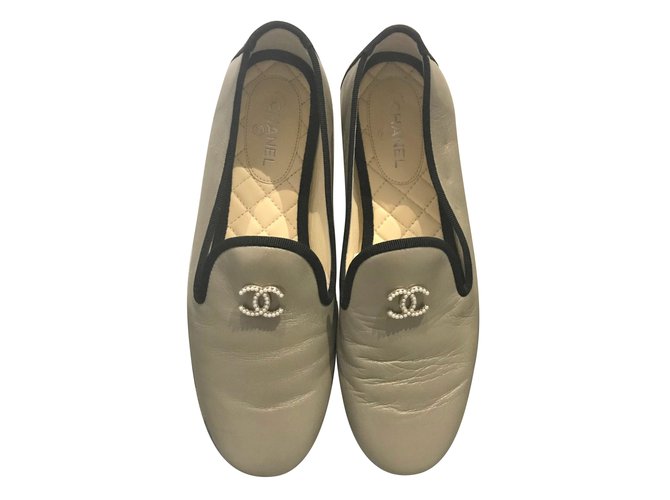 Chanel Pearl CC metallic loafers Beige Leather  ref.85640