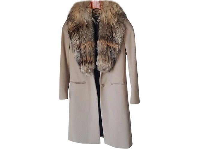 Abrigo Joseph de lana beige con cuello de piel de mapache