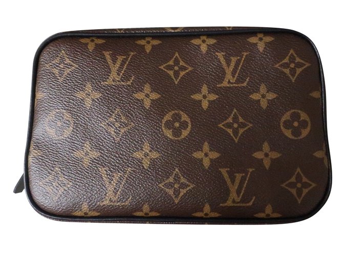 Louis Vuitton Caixa de produtos de higiene pessoal com monograma Castanho escuro Lona  ref.86537
