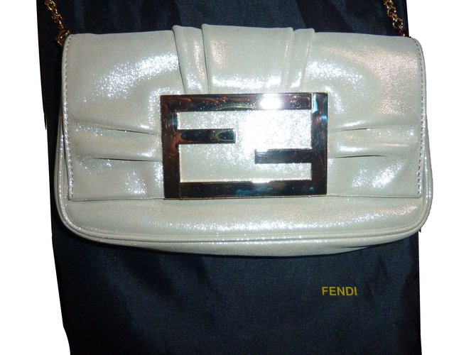 Fendi Clutch-Taschen Golden Leder  ref.86678