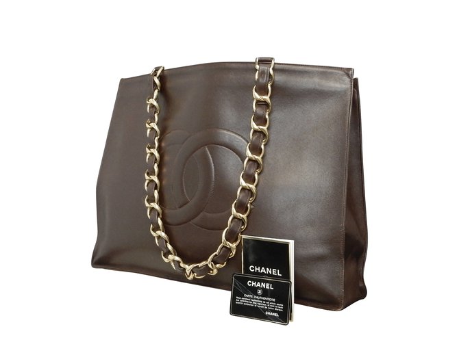 Chanel Bolso bandolera de cuero marrón Castaño  ref.86818