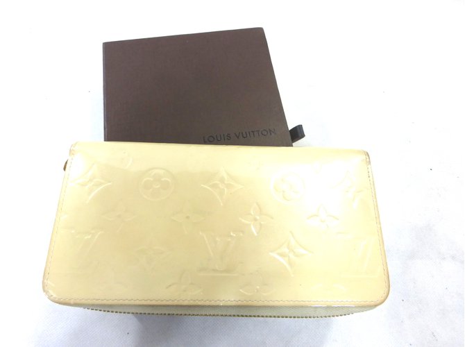 Louis Vuitton Zippy wallet patent beige Patent leather  ref.87440