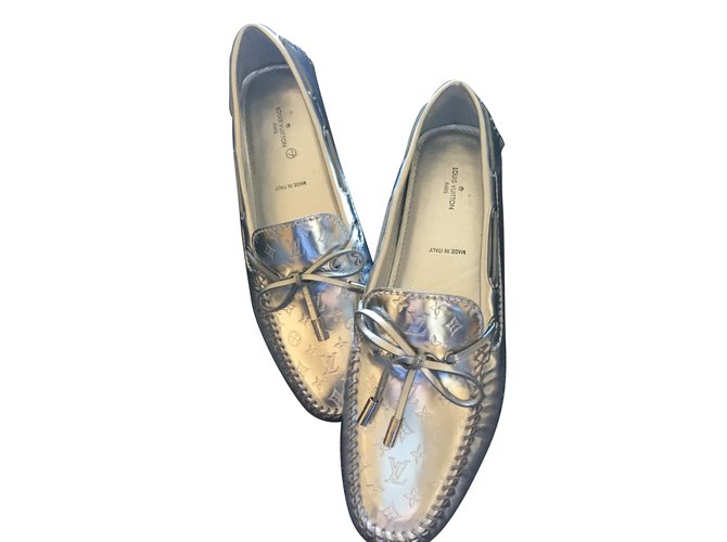 Louis Vuitton Gloria Flat Loafer Silvery Patent leather  ref.87546