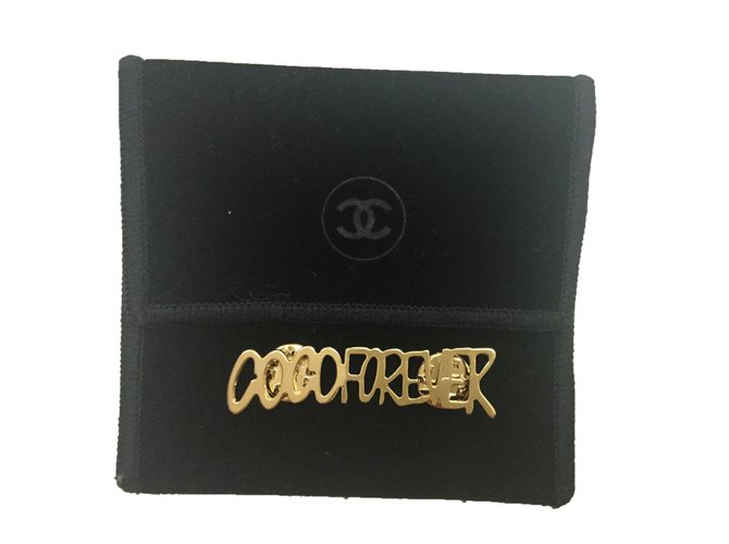 Chanel Pin de oro Dorado Metal  ref.87598
