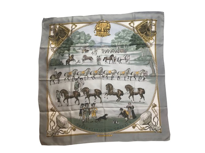 Hermès Présentation de chevaux Soie Gris  ref.87666