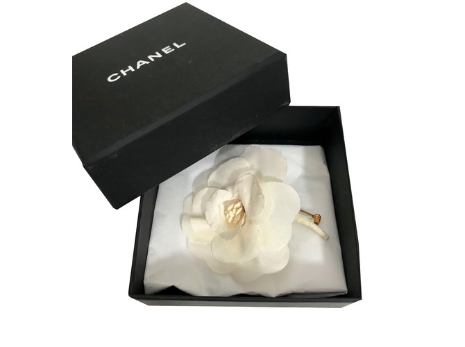 Spilla Camelia Chanel Bianco sporco Panno  ref.87948
