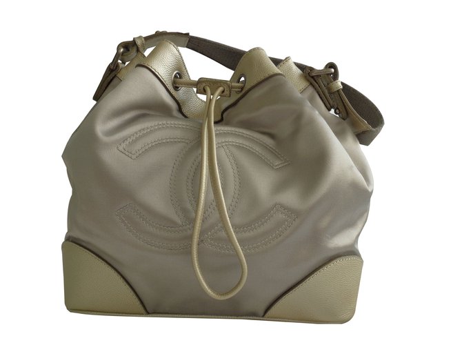 Chanel Bucket bag Silvery  ref.87982