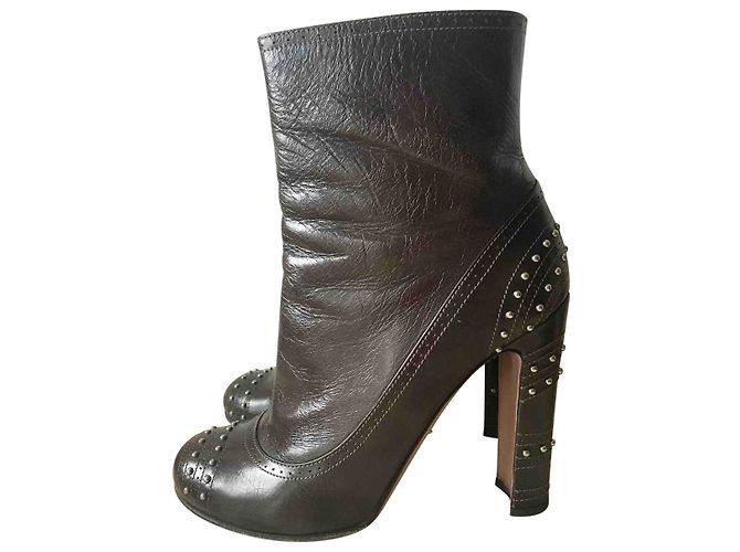 Botas Prada de couro cáqui com tachas Caqui