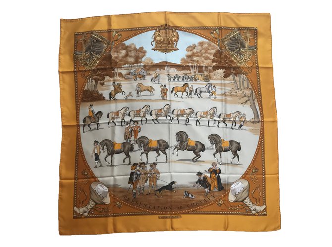 Hermès Présentation de chevaux Soie Moutarde  ref.88537