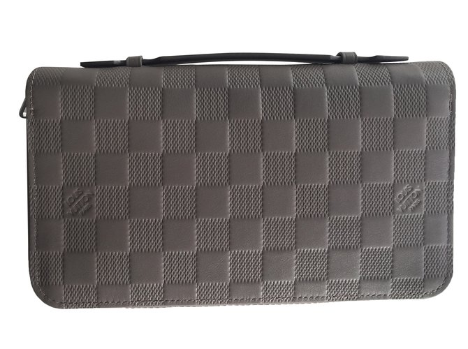 Louis Vuitton XL zippered clutch Leather  ref.88592