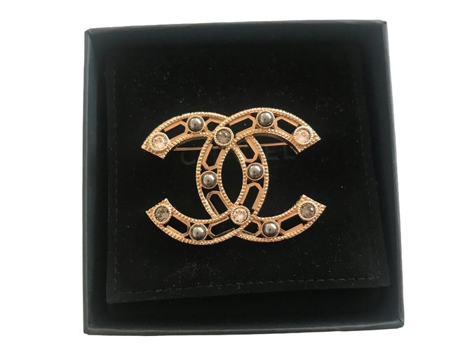 Chanel Alfinetes e broches Dourado Metal  ref.88964