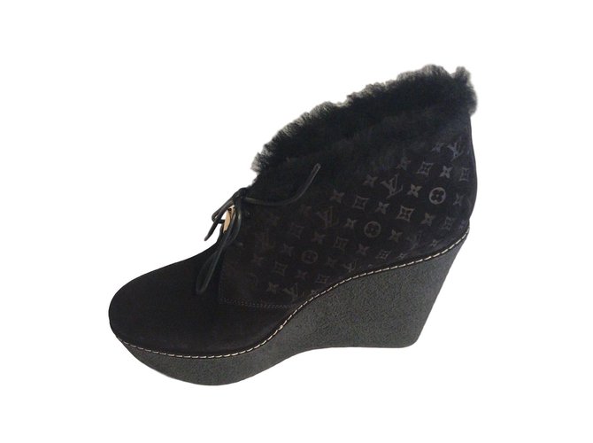 Louis Vuitton Ankle boots Black Suede  ref.89004