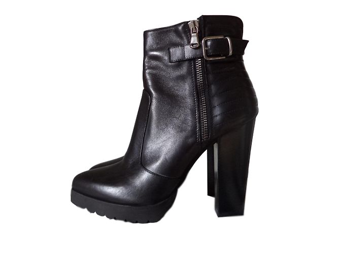 Autre Marque Botas de tornozelo em couro liso preto com fivela
