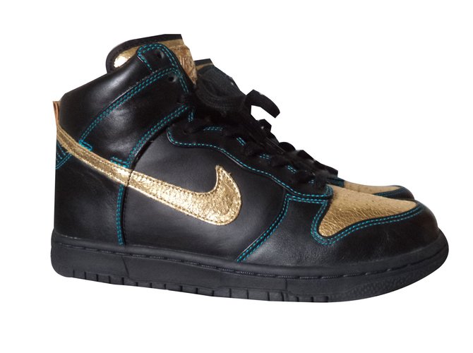 Nike Aggiungi una sneaker Nero Pelle  ref.89111