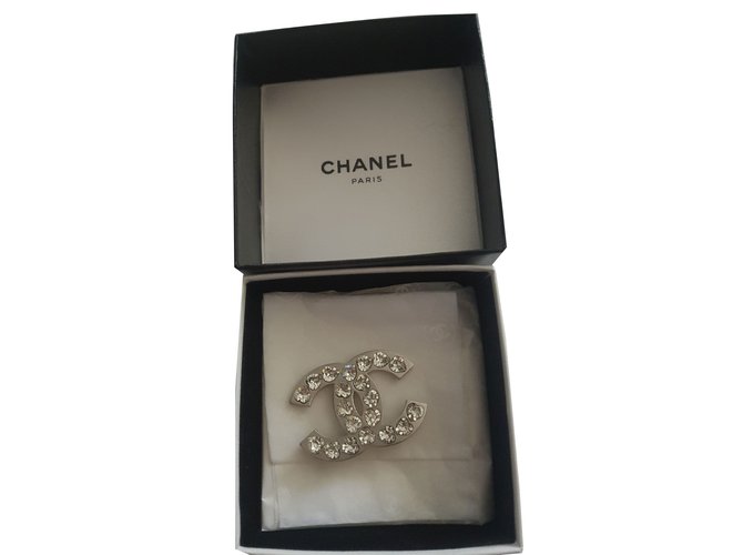 Chanel brooch heart rhinestone brooch Metallic Metal  ref.89314