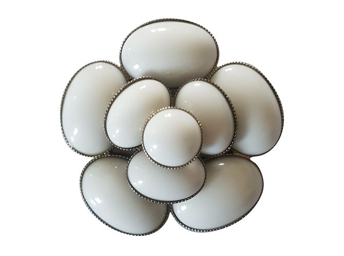 Chanel Broche pingente camelia Branco