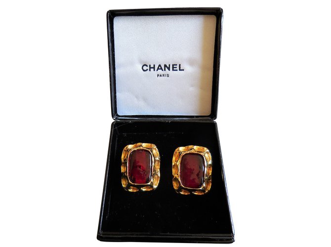 Chanel Impressionante 18K brincos folheados a ouro amarelo com cabochão de cristal vermelho Bordeaux Banhado a ouro  ref.90620