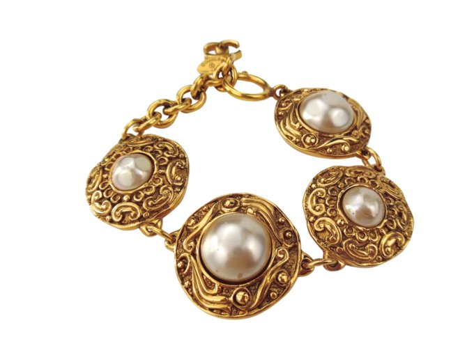 Pulsera de cadena con encanto de COCO de medallas de perlas falsas CHANEL Dorado Metal  ref.91211