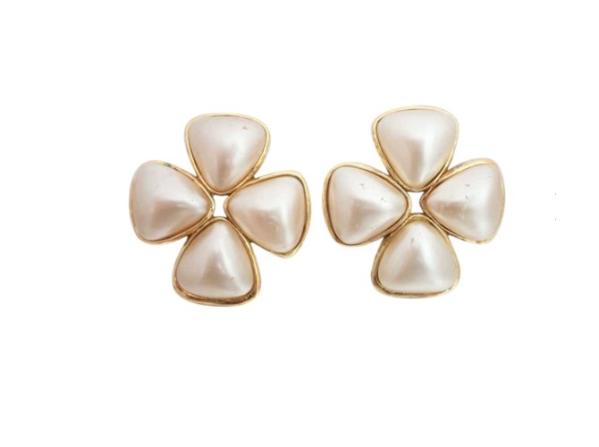 Chanel Faux Pearl Clover Clip-on earrings White Metal  ref.91219