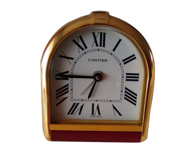 Exclusif et rare vintage Cartier Romane Pendulette Horloge / Horloge de table / Réveil. Plaqué or Dentelle Rouge Doré  ref.92193