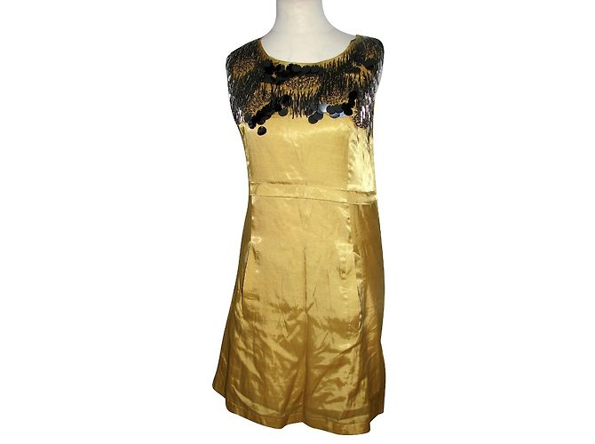 Vestido Theory de seda dourado com disco de prata e contas
