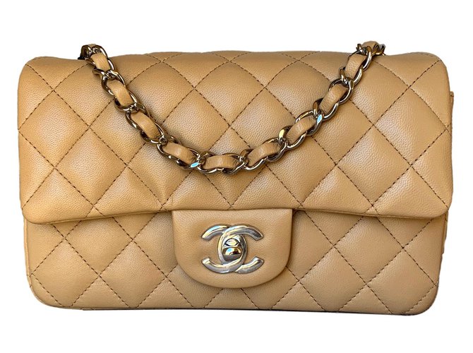 Timeless Chanel Mini solapa acolchada beige clásica de piel de cordero con cadena de plata Cuero  ref.92353