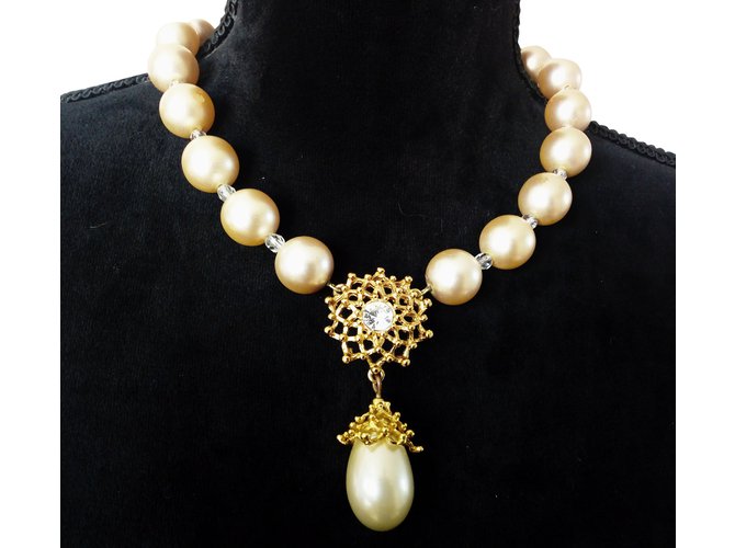 Yves Saint Laurent Collar de perlas con colgante Dorado Blanco roto Metal  ref.92553