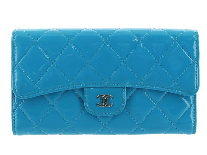 Chanel Carteira de couro envernizado de Matelasse Azul  ref.92676