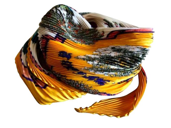 Hermès Foulards de soie Multicolore  ref.93563