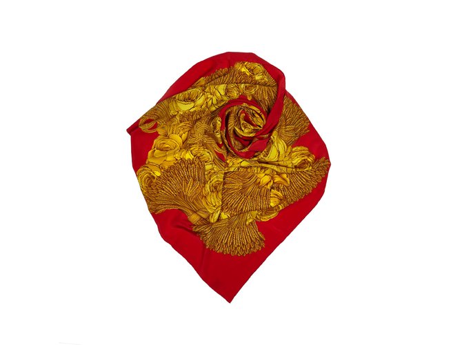 Chanel Foulard en soie imprimée Tissu Rouge Doré  ref.93724