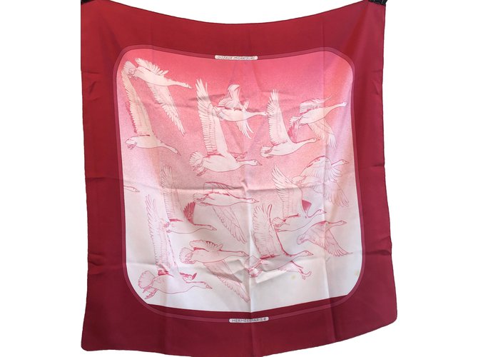 Hermès "Zugvögel" Hermès Schal Pink und Bordeaux Rot Seide  ref.98604