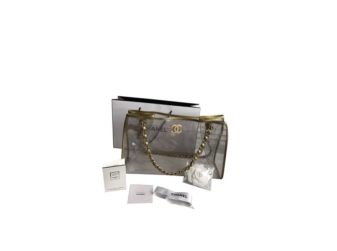 Chanel Bolsa de ombro Vinly Dourado Plástico  ref.98896