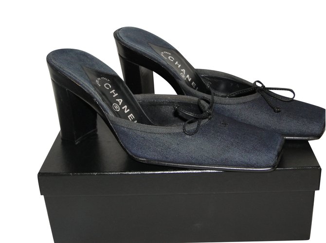 Chanel mules in denim and leather Blue  ref.99118