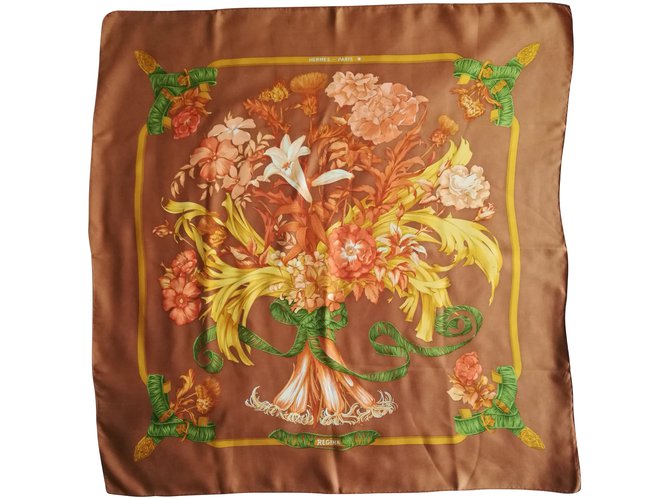 Carré Hermès 100% Soie – Foulard Régina avec boite Hermès Marron  ref.99174