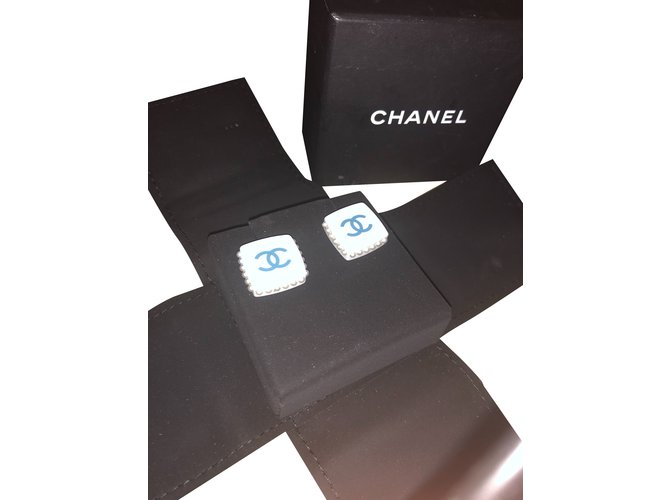 Boucle d’oreille carré logo Chanel Métal Plastique Argenté Blanc Bleu Marine  ref.100265