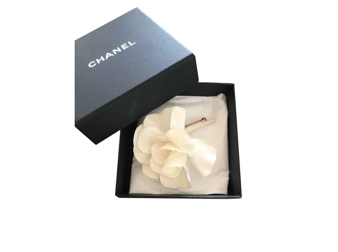 Broche Camélia Chanel Tissu Blanc cassé  ref.100409