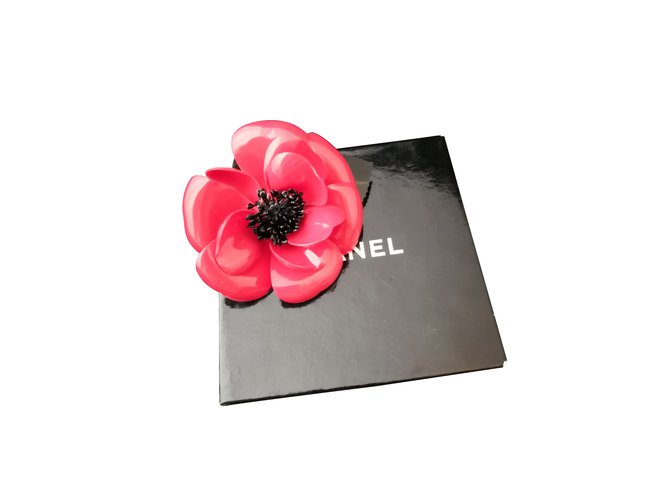 Superbe broche Chanel camélia Plastique Noir Rouge  ref.101796