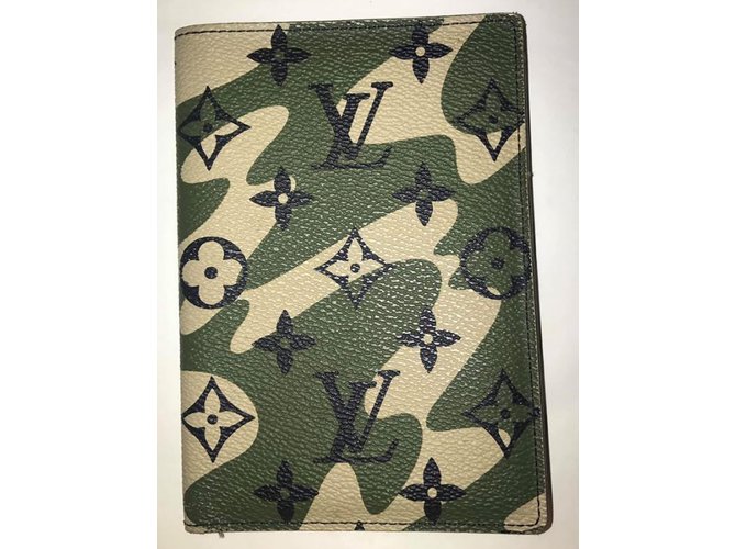 Louis Vuitton Titular do passaporte Monogramouflage Verde  ref.101862