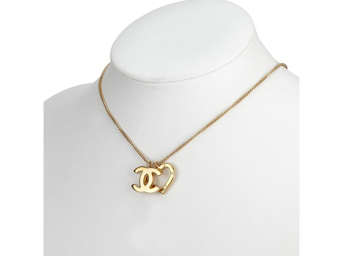 Chanel Collier pendentif coeur et cc Métal Doré  ref.101886