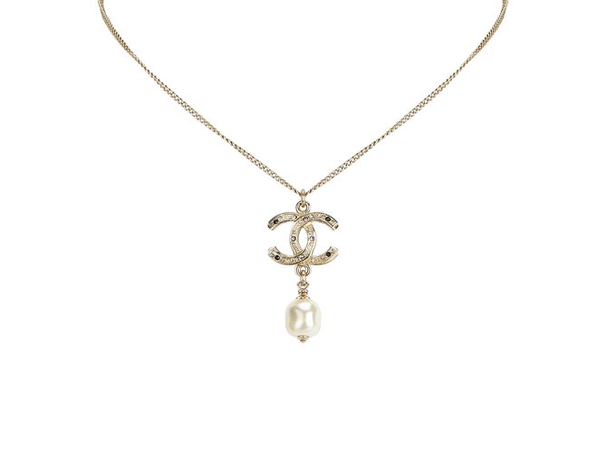 Chanel Collier de fausses perles CC Métal Blanc Doré Écru  ref.102148