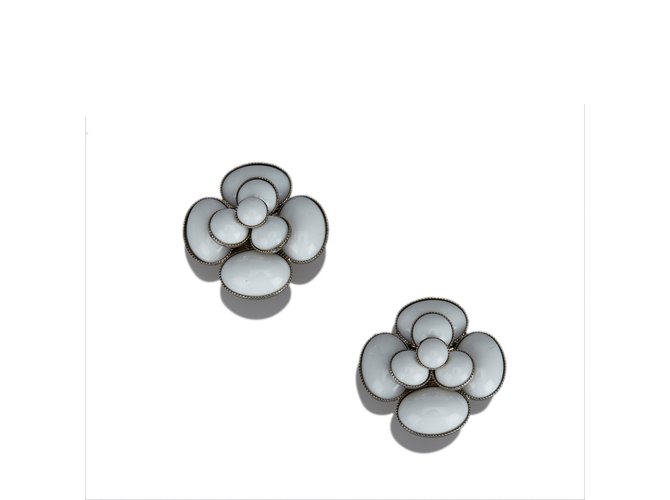 Chanel Metallische Kamelien-Ohrringe Silber Weiß  ref.102159
