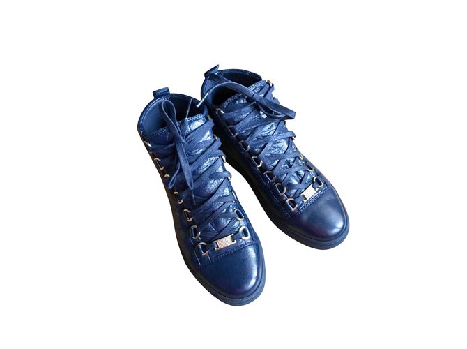 Balenciaga Baskets en cuir bleu Bleu Marine  ref.102400