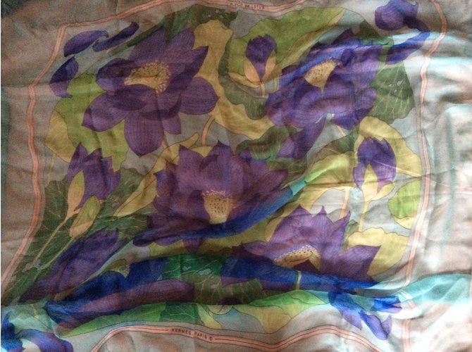 “Grande mousseline de soie Hermès ’Fleurs de Lotus” Multicolor Seda  ref.102457