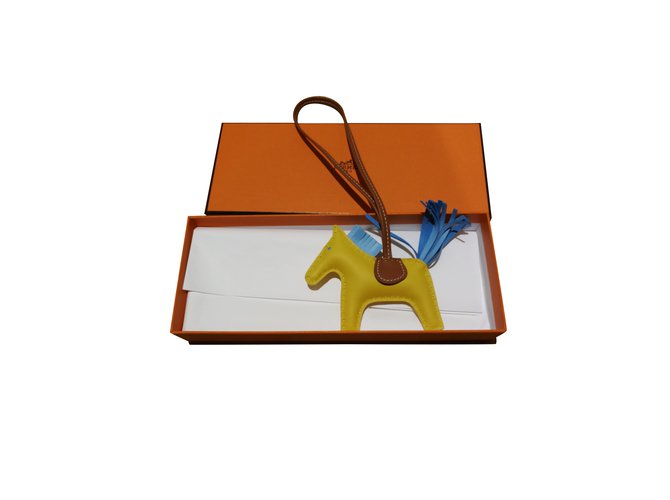 Hermès Hermes rodeio charmm PM Amarelo Couro  ref.102604