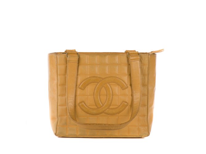 Chanel bag Medalhão vintage em pele de cordeiro acolchoada dourada Dourado Couro  ref.102767