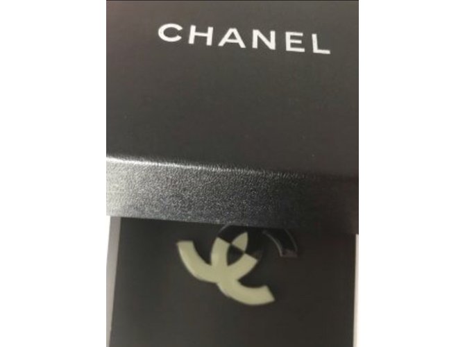 Chanel Pins & brooches Black Beige Resin  ref.103176