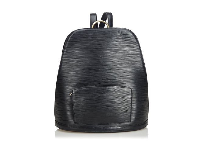 Le sac à dos noir Louis Vuitton que porte Prime sur son compte