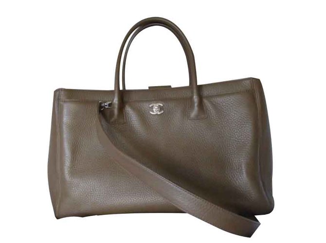 Chanel executive Khaki Leather  ref.104618